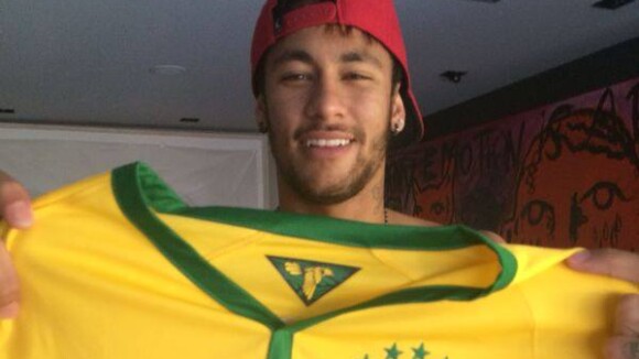 Neymar e Bruna Marquezine namoram em jantar de aniversário de Jayme Monjardim