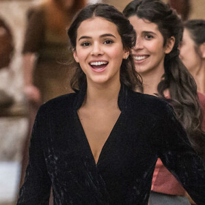 'E tem uma coisa legal na Catarina é que a gente consegue transformar uma roupa em vários looks diferentes. Acho muito lindo', disse Bruna Marquezine