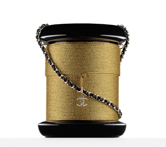 A bolsa spool minaudiere pertence à grife francesa Chanel