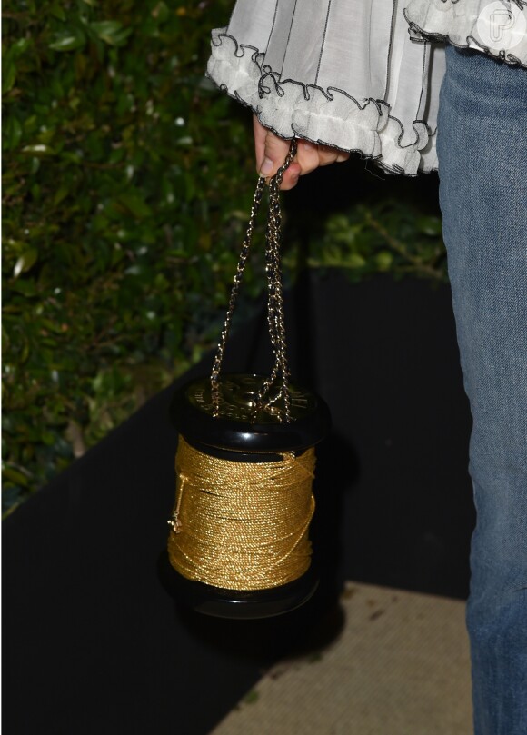 A bolsa Chanel conta com alças de corrente douradas