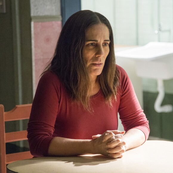 Duda (Gloria Pires) se arrepende de voltar a trabalhar como prostituta. 'Dinheiro sempre é bom. Mas não este aqui. Eu tenho vergonha de mim', diz na novela 'O Outro Lado do Paraíso'