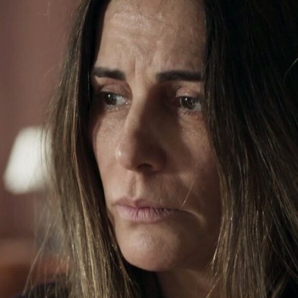 Duda (Gloria Pires) afirma que Laerte (Raphael Vianna) está sempre investindo nela e o expulsa de seu quarto, na novela 'O Outro Lado do Paraíso'