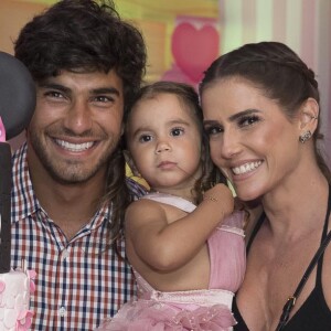 Deborah Secco e Hugo Moura comemoraram no domingo, 3 de dezembro de 2017, os 2 anos da filha, Maria Flor