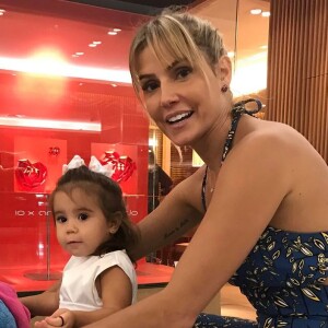 Deborah Secco afirmou sobre a filha, Maria Flor: 'Me ensina diariamente'