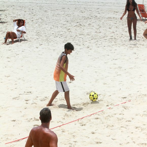 Marcio Garcia joga futevôlei com o filho, Pedro, e mostra habilidade em partida, realizada em São Conrada, Zona Sul do Rio de Janeiro, na tarde desta segunda-feira, 4 de dezembro de 2017
