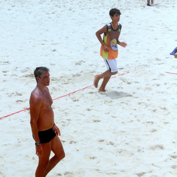 Marcio Garcia joga futevôlei com o filho, Pedro, e mostra habilidade em partida, realizada em São Conrada, Zona Sul do Rio de Janeiro, na tarde desta segunda-feira, 4 de dezembro de 2017
