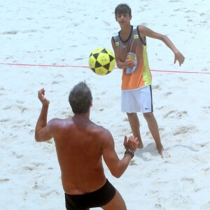 Marcio Garcia joga futevôlei com o filho, Pedro, e mostra habilidade em partida, realizada em São Conrada, Zona Sul do Rio de Janeiro, na tarde desta segunda-feira, 4 de dezembro de 2017