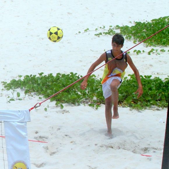Marcio Garcia joga futevôlei com o filho, Pedro, e mostra habilidade em partida, realizada em São Conrada, Zona Sul do Rio de Janeiro, na tarde desta segunda-feira, 4 de dezembro de 2017