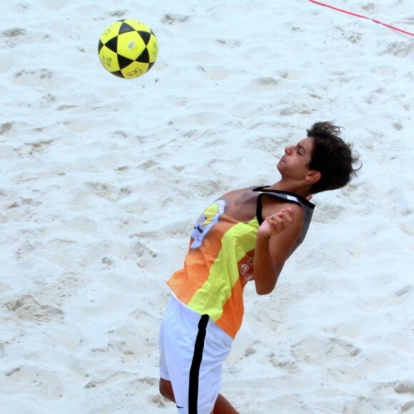 Marcio Garcia joga futevôlei com o filho, Pedro, e mostra habilidade em partida, realizada em São Conrada, Zona Sul do Rio de Janeiro, na tarde desta segunda-feira, 4 de dezembro de 2017