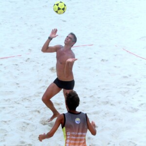 Marcio Garcia joga futevôlei com o filho, Pedro, e mostra habilidade em partida, realizada em São Conrada, Zona Sul do Rio de Janeiro, na tarde desta segunda-feira, 4 de dezembro de 2017