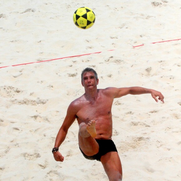 Marcio Garcia joga futevôlei com o filho, Pedro, e mostra habilidade em partida, realizada em São Conrada, Zona Sul do Rio de Janeiro, na tarde desta segunda-feira, 4 de dezembro de 2017