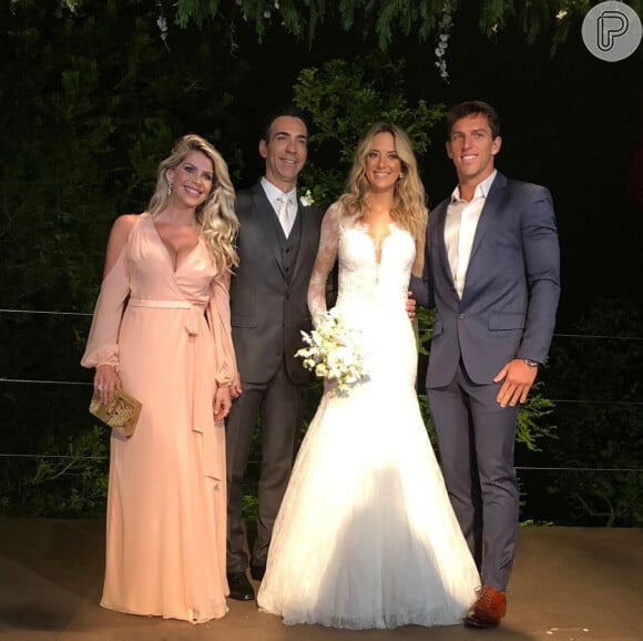 

Karina Bacchi e namorado, Amaury Nunes, prestigiaram o casamento de Ticiane Pinheiro e Cesar Tralli



