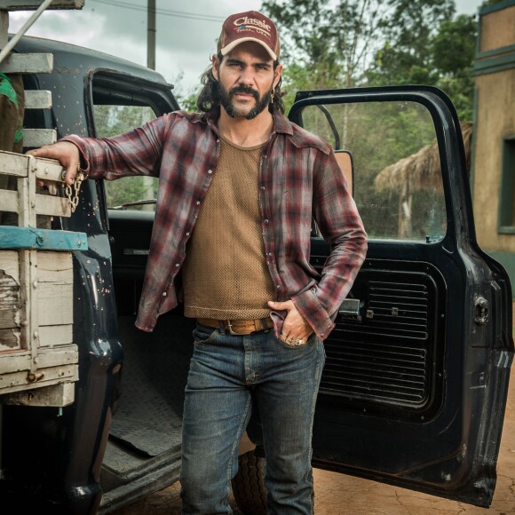 'Pertencer ao teu mundo. Aprender a ir em restaurante e comer aquelas comidas de nome difícil. Mas eu mudei. Não quero mais nada com você', fala Mariano (Juliano Cazarré) para Sophia (Marieta Severo), na novela 'O Outro Lado do Paraíso'