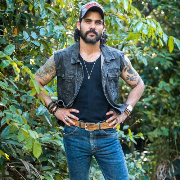 Sophia (Marieta Severo) oferece dinheiro e pede beijos, mas Mariano (Juliana Cazarré) se recusa: 'Não tô me vendendo. Eu me vendi um bom tempo, na esperança de cê me assumir. De virar marido. Marido de velha. Mas marido', na novela 'O Outro do Paraíso'