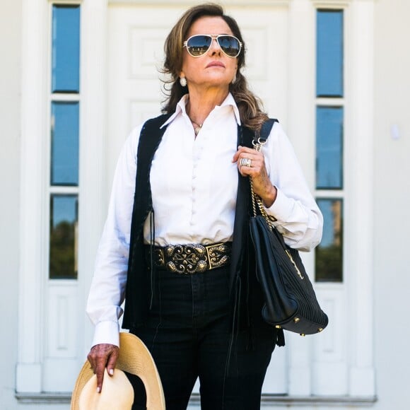 Sophia (Marieta Severo) pede que Mariano (Juliano Cazarré) lhe dê um tempo para que ela converse com sua família sobre a relação dos dois, na novela 'O Outro Lado do Paraíso'