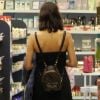 Bruna Marquezine usou mini mochila da grife Louis Vuitton, avaliada em R$ 5,8 mil para passeio em shopping