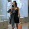 Bruna Marquezine combinou vestido curto com All Star em passeio no shopping