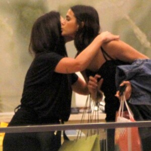 Bruna Marquezine faz compras e cumprimenta vendedora