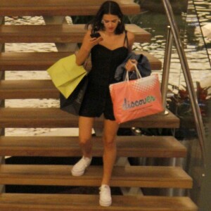 Bruna Marquezine curte dia de compras no shopping Village Mall, na Barra da Tijuca, Zona Oeste do Rio de Janeiro, nesta segunda-feira, 4 de dezembro de 2017