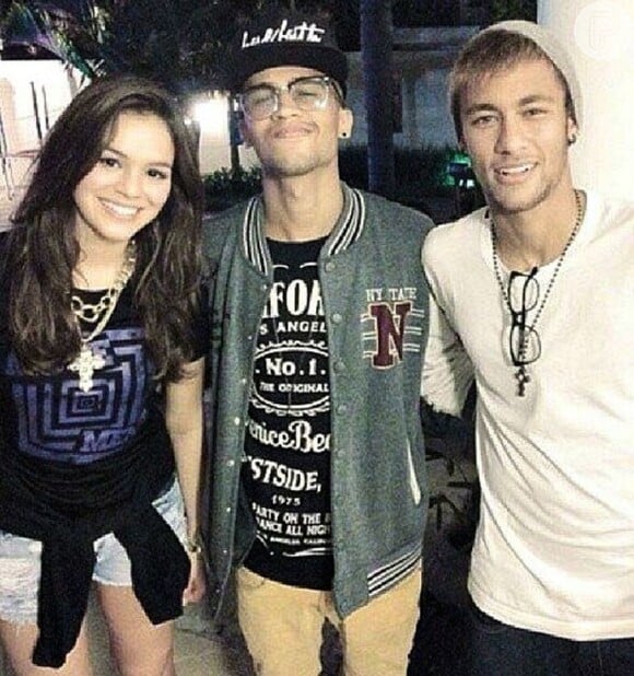 Neymar e Bruna Marquezine com um amigo na reunião ocorrida no Rio