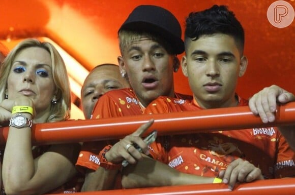 Na ocasião, Neymar não desfilou, mas conferiu atento do camarote o desempenho de Bruna Marquezine na avenida