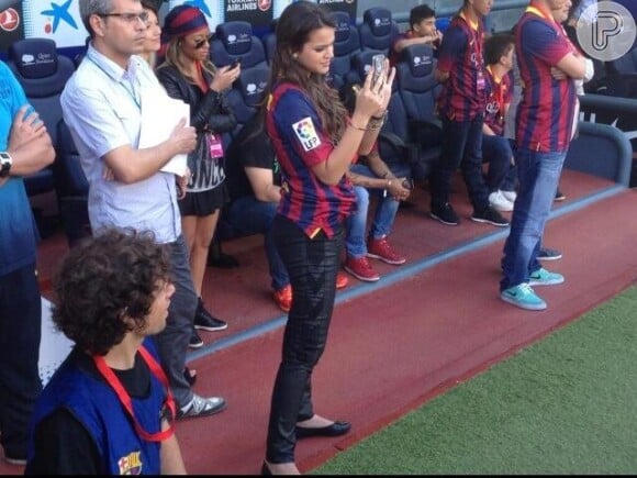 E Bruna Marquezine acompanhou a apresentação de Neymar bem de pertinho