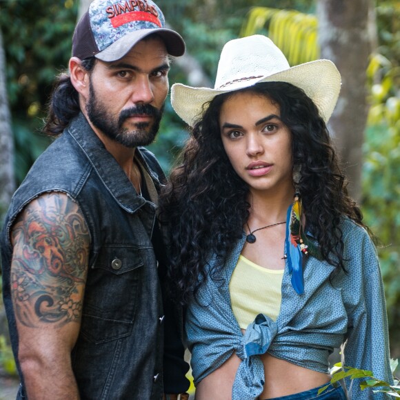 Mariano (Juliano Cazarré) larga Sophia (Marieta Severo) e começa a namorar com Cleo (Giovana Cordeiro), na novela 'O Outro Lado do Paraíso'