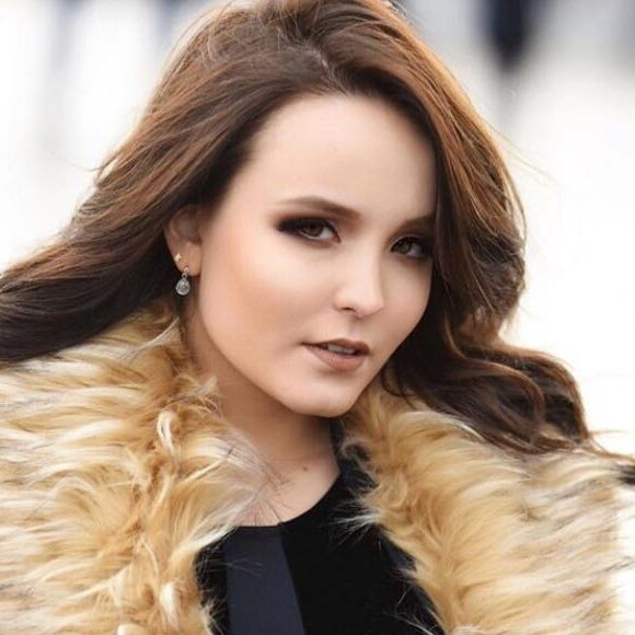 Larissa Manoela quer fazer faculdade de Cinema. 'Se fosse cursar moda, ia fazer fora (do país). Mas aí seria um outro momento da minha vida', contou ao canal de Matheus Mazzafera na revista 'Vogue'