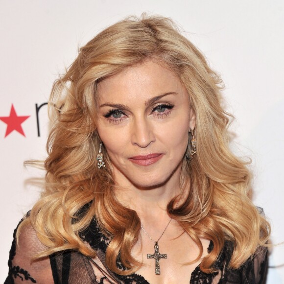 Madonna está morando com as filhas gêmeas em Portugal