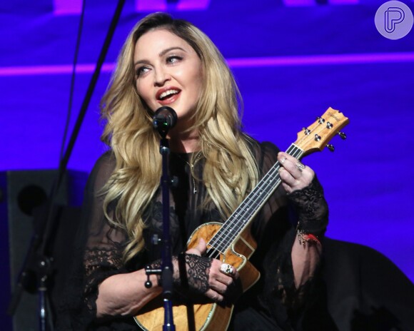 'Feliz em informar que o português das minhas filhas está melhorando a cada dia', disse Madonna