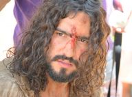 Renato Góes, com aplique no cabelo, vive Jesus em 'Paixão de Cristo'. Fotos!