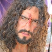 Renato Góes, com aplique no cabelo, vive Jesus em 'Paixão de Cristo'. Fotos!