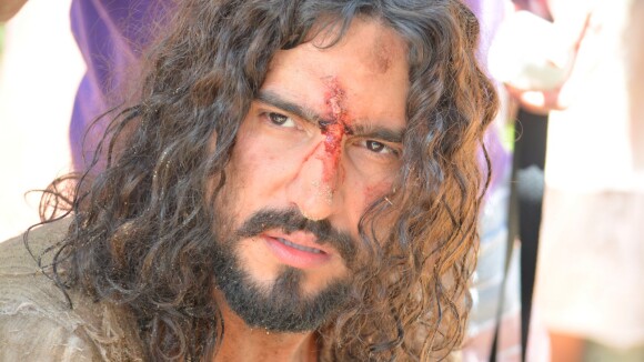 Renato Góes, com aplique no cabelo, vive Jesus em 'Paixão de Cristo'. Fotos!