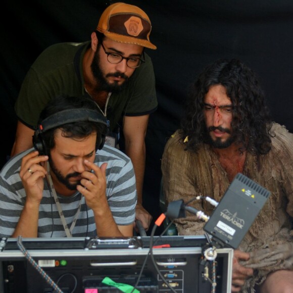 Renato Góes confere cenas ao lado da equipe do espetáculo 'Paixão de Cristo'