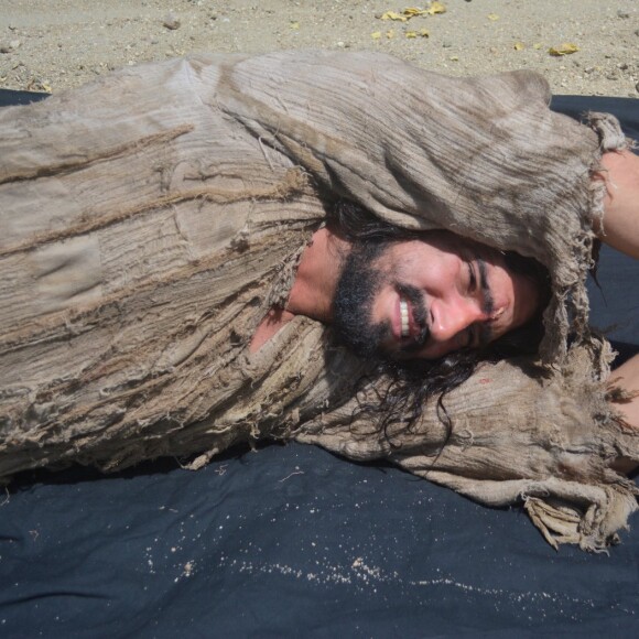 Renato Góes, com aplique no cabelo, vive Jesus em 'Paixão de Cristo'. Fotos!