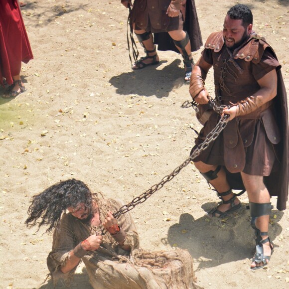 Renato Góes é fotografado ao interpretar Jesus no tradicional espetáculo de Pernambuco