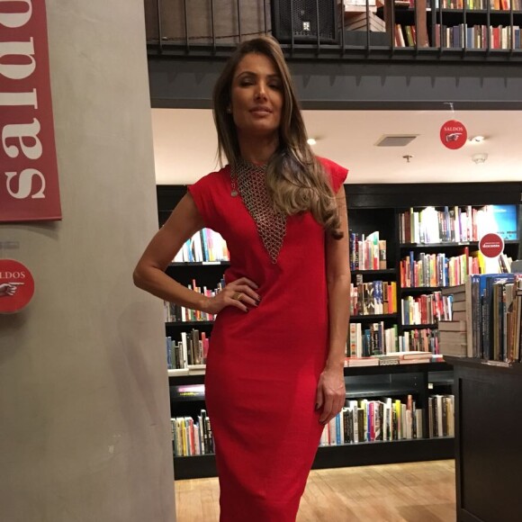 Patricia Poeta combinou vestido midi da Osklen com cordão trazido por ela de viagem