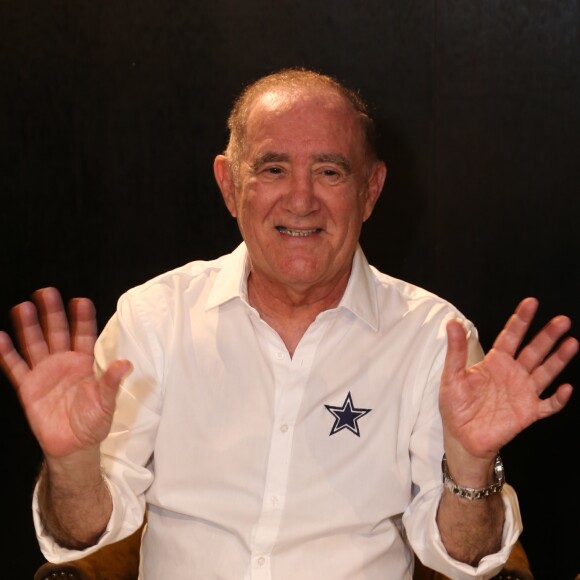 Renato Aragão vai levar sua vida para o cinema: 'Vem filme por aí'