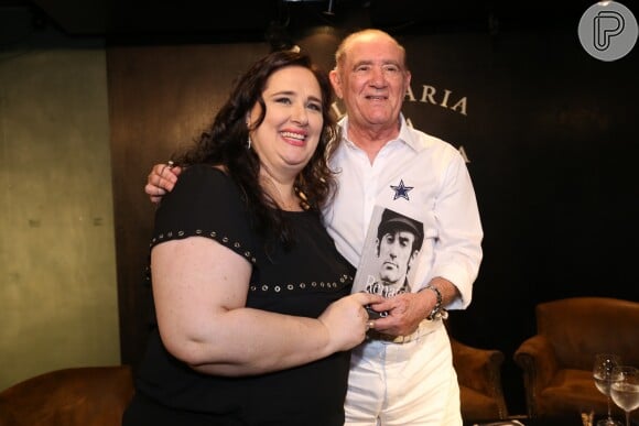 Renato Aragão posou com a mulher, Lílian Aragão, no lançamento de sua biografia, 'Renato Aragão - Do Ceará para o coração do Brasil', nesta terça-feira, 5 de dezembro de 2017