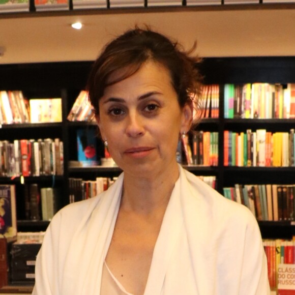 Daniela Escobar foi ao lançamento da biografia de Renato Aragão