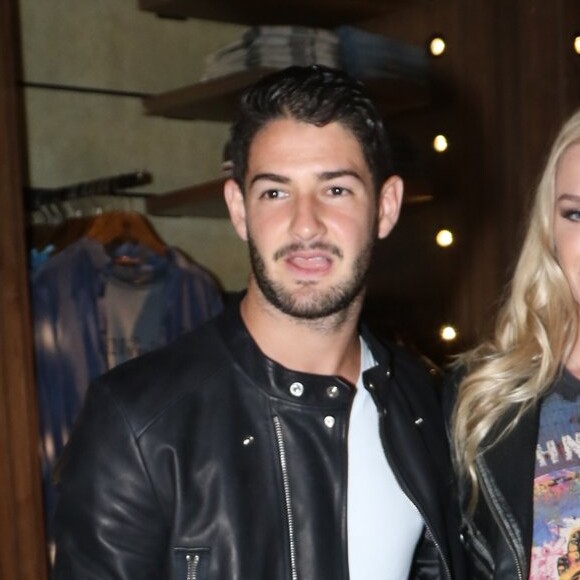 Alexandre Pato foi comparado à Fiorella Mattheis, sua ex-namorada, ao postar foto com cabelo loiro em seu Instagram nesta terça-feira, dia 5 de dezembro de 2017