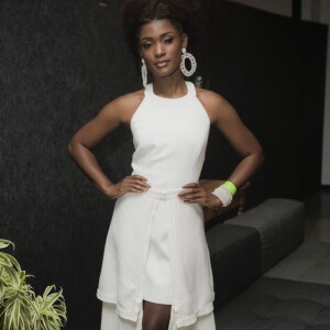 Erika Januza apostou em um vestido assimétrico da marca Olympiah, complementado por brincos Heliana Lages, bracelete e sandálias bege de salto para/ na gravação do Especial Roberto Carlos, realizada nos Estúdios Globo, em 28 de novembro de 2017