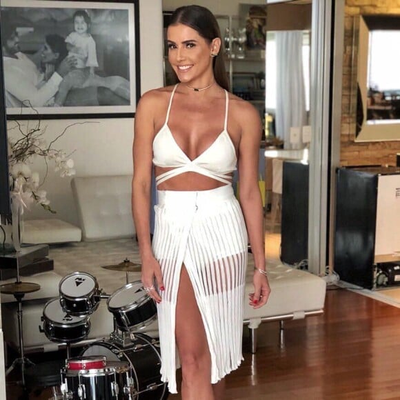 Deborah Secco comemorou o aniversário de 38 anos com um look Alice Capella, complementado por joias Marisa Clermann, em 26 de novembro de 2017