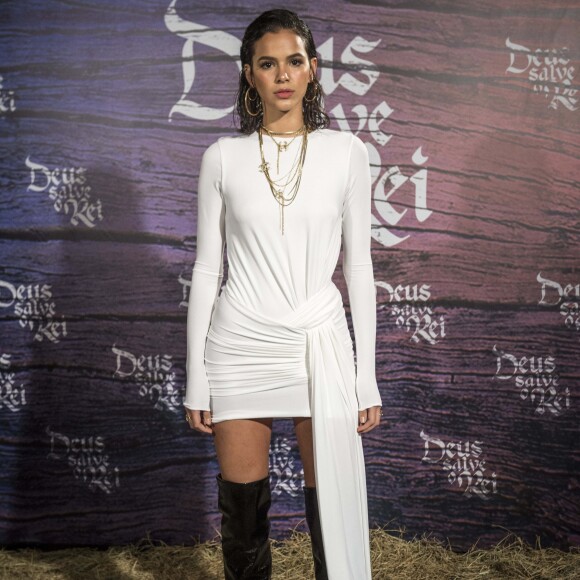 Bruna Marquezine combinou o vestido branco Alexandre Vauthier com botas pretas over the knee Yves Saint-Laurent no evento de lançamento da novela 'Deus Salve o Rei', realizado nos Estúdios Globo, em 14 de dezembro de 2017