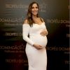 Ivete Sangalo valorizou a barriga de grávida com vestido ombro a ombro no Prêmio Melhores do Ano, promovido pelo 'Domingão do Faustão', em 10 de dezembro de 2017