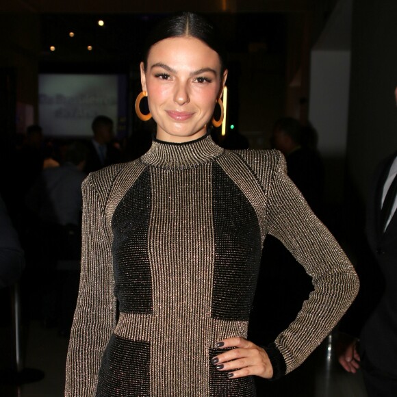 Sob o styling de Patricia Zuffa, Isis Valverde caprichou no look para o prêmio Brasileiros do Ano, promovido pelas revistas 'ISTOÉ' e 'ISTOÉ Dinheiro', em São Paulo, na noite desta terça-feira, 5 de dezembro de 2017