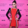 A angel da Victoria's Secret Taylor Hill caprichou na ombreira do look para a festa da grife de lingeries em Nova York, no dia 28 de novembro de 2017