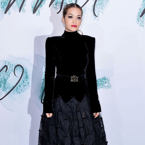 Assim como Isis Valverde, a cantora britânica Rita Ora realçou os ombros com o look Chanel na The Serpentine Galleries Summer Party, realizada em Londres, em 28 de junho de 2017