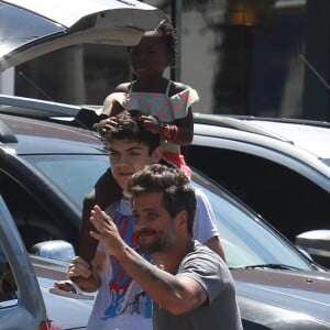 Bruno Gagliasso foi acompanhado pelo primo, Lucas, ao deixar a filha na aula de natação