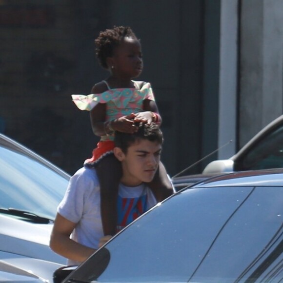 Bruno Gagliasso conversa com o primo, Lucas, que leva Títi nas costas